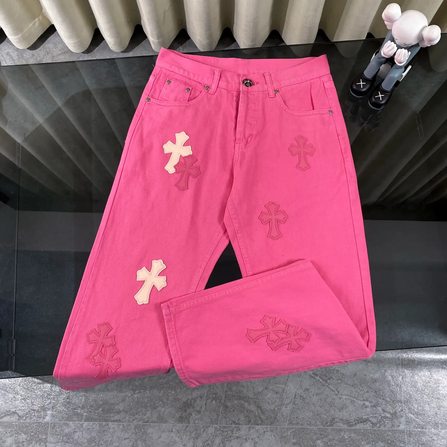 P250 chrome hearts 2025 new limited edition rose pink jeans vi Top heavy industry fashionable design] Consistent high street luxury style creation. Speaking of this style, the Zangyin family and GU family are definitely the leading representative brands. Especially the Zangyin family has really achieved a state-of-the-art effect in creating high street style. The unique washed material is used to create this style. The color system is quite eye-catching. After it is decorated with patchwork cross flowers, it cleverly highlights the charm of the brand. Secondly, this style uses classic The classic high-waist cutting design highlights the long legs and fashionable temperament of the upper body. The brand is highly recognizable and the slim fit configuration is more suitable for daily wear. It is a product that interprets personality, fashion, and specifications at a glance. This single product is enough to make any fan excited. It can be a white T-shirt for youthful preppy style, or a tight suspender for lady style. It has strong matching ability and can be easily controlled by men.  [Materials and craftsmanship] Needless to say, this point goes without saying. As an excellent craftsman brand, Zangyin’s requirements for details and craftsmanship are really perfect. The washed color of this model has gone through so many processes, not to mention the embellishment of denim appliques. It is also purely hand-made and sewn. Just like what they believe in, only hand-made things have soul and have the meaning of wear. A top-notch heavy-duty fashionable denim item, I look forward to your perfect interpretation! !  Size:28-34